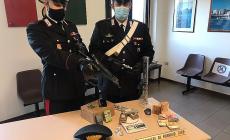 In casa tre etti di hashish, i "ferri del mestiere", armi e 14mila euro: arrestato 27enne di Fornovo