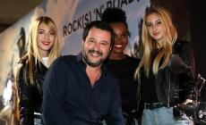 Salvini "sfida" Brumotti e posa con le hostess all'Eicma 