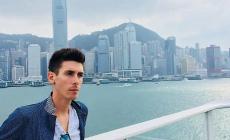 Aereo caduto in Indonesia: in mille al funerale di Andrea Manfredi, molti in bici fuori dal Duomo