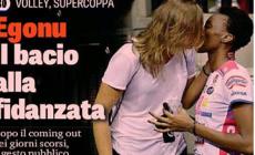 Paola Egonu bacia la fidanzata Kasha Skorupa a bordo campo
