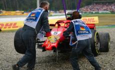 Disastro Vettel: sbaglia e si ritira, vola Hamilton