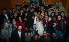 La festa per l'addio al celibato di Singh... con gli amici che "vendono" le sue rose 