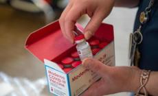 Moderna chiede l'aumento delle dosi nelle fiale dopo il via libera della Fda: "Acceleriamo le vaccinazioni"