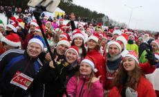 Di corsa e in kayak vestiti da Babbo Natale: ecco la Santa Run