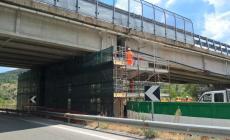 Toninelli: "Alcuni piloni dei viadotti dell' A24-A25 in condizioni allarmanti". I gestori: "E' sicura"