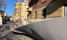 Via Padre Onorio, cade la recinzione del cantiere: strada "a met&agrave;"