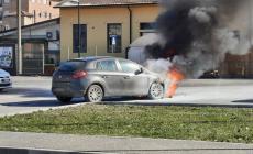 Auto in fiamme in via Venezia - Foto