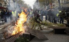 Parigi brucia.  Scene da guerriglia Fotogallery