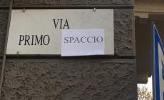 "Via d'la cocaina" e "via Primo Spaccio": lo Zorro dell'Oltretorrente colpisce ancora. Ma qualcuno chiama la Municipale 
