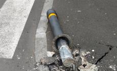 Via Marchesi, colonnotto abbattuto