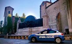 Sotto l'effetto della droga, d&agrave; in escandescenza davanti alla madre e poi tenta di picchiare i poliziotti