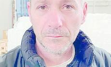 Si getta nel canale gelido e salva un giovane imprigionato nell'auto
