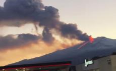 Etna: spettacolare eruzione, alta colonna fumo  - Foto e video