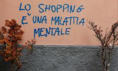 "Lo shopping è una malattia mentale": muri imbrattati in numerose vie del centro 