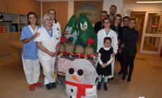 Vende pupazzetti e portachiavi e dona 2mila euro all'Ospedale dei bambini