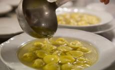 Le ricette dei cuochi e la sfida: con stracotto o pane e formaggio? 