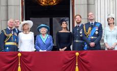 La regina priva Harry e Meghan di titoli e incarichi 