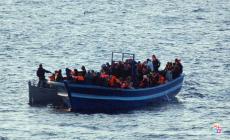 Barcone di migranti si ribalta durante i soccorsi. Si cercano dispersi