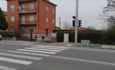  Via Traversetolo, attivo il nuovo attraversamento pedonale con semaforo a chiamata