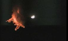 L'Etna dà spettacolo di notte: fontane di lava e colata - Video