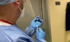 "Andavo a vaccinare dei pazienti anziani e ho trovato posto solo fuori dalle righe blu: multato"