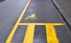 Fa multare l'auto in un posto riservato ai disabili, "punita"