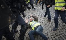 Gilet gialli a Parigi: guerriglia sugli Champs-Elysées
