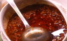 La mamma fa il ragù, la figlia vegana minaccia di accoltellarla: 48enne condannata