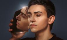Michele Bravi, ex vincitore di X-Factor, coinvolto in un incidente mortale. Annullati i concerti