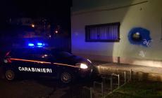 Sta dipingendo un murales sulla piscina comunale,  beccato dai carabinieri: denunciato &nbsp;