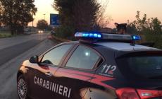 Dopo una lite, insegue in auto la moglie e le spara in strada quando capisce che ha chiamato i carabinieri