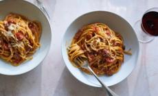 Carbonara affumicata al pomodoro: così il New York Times agita web e social