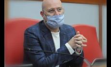 Bonaccini: "Siamo all'inizio della terza ondata. Il virus viaggia soprattutto tra giovani e giovanissimi"