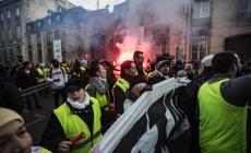 Francia, i "gilet gialli" bloccano i depositi di carburante