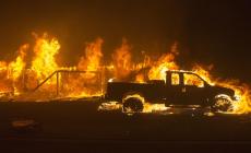 Incendi in California: almeno 5 morti, evacuate decine di migliaia di persone 