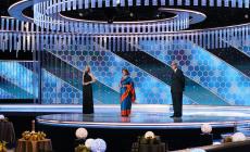 Golden Globes, vince una donna dopo 37 anni: Chloe Zhao. La miglior canzone è della Pausini 