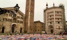 Le coperte in piazza Duomo: le foto delle volontarie