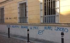 Vandali nella notte e risveglio coi muri imbrattati in centro Foto
