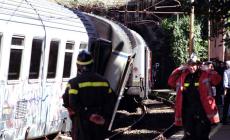 Frana sulla ferrovia, treno fuori binari a Santa Margherita