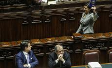 Manovra, fiducia con 327 sì