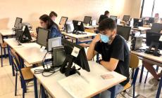 Telecamera nella mascherina per superare il test della patente, denunciato