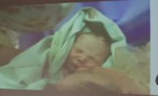 Dona l'utero alla gemella che diventa mamma