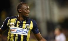Usain Bolt scatenato: gioca a calcio e segna una doppietta