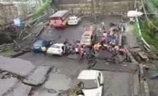 Crolla ponte a Calcutta, feriti intrappolati nelle auto