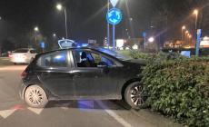 Si schianta alla rotatoria: un malore? No, era ubriaco