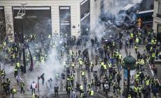 Gilet gialli, la polizia carica all'Arco di trionfo. Fermate 700 persone. Bloccata la frontiera a Ventimiglia