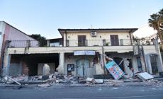 Paura nella notte vicino a Catania: gente in strada. Crolla una casa: "Siamo vivi per miracolo" 