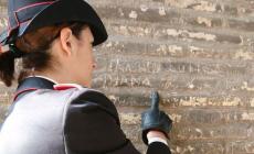 Incide il suo nome sul Colosseo, denunciata 17enne