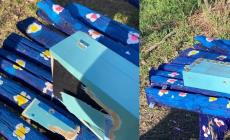 Vandali di nuovo in azione: distrutte panchina blu e «scatola della poesia». Erano state risistemate una settimana fa.