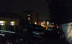 Giallo in via Marchesi: un uomo ferito, riverso sull'asfalto. "Sono stato investito"